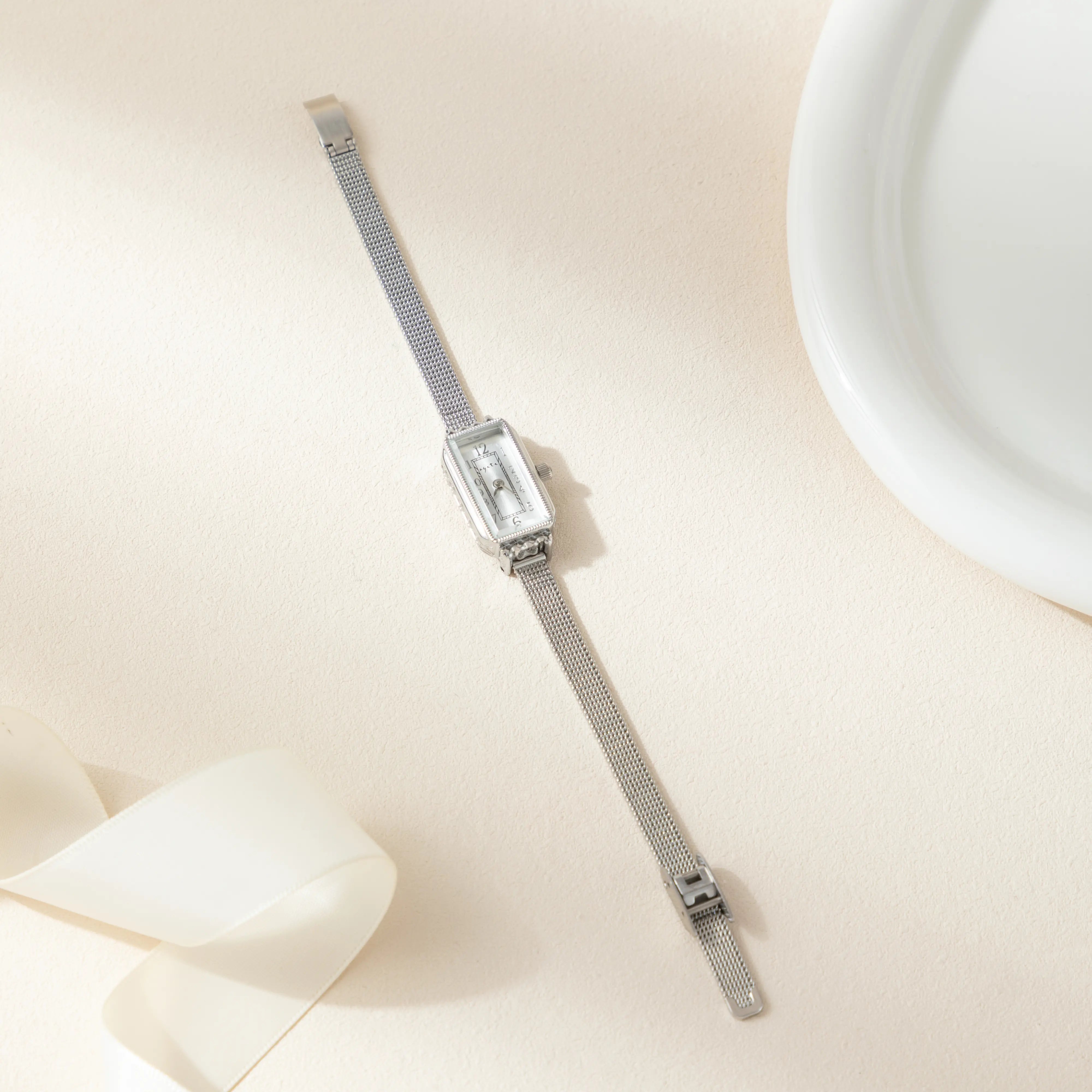 Theresa – Orologio Dorato con Quadrante Rettangolare