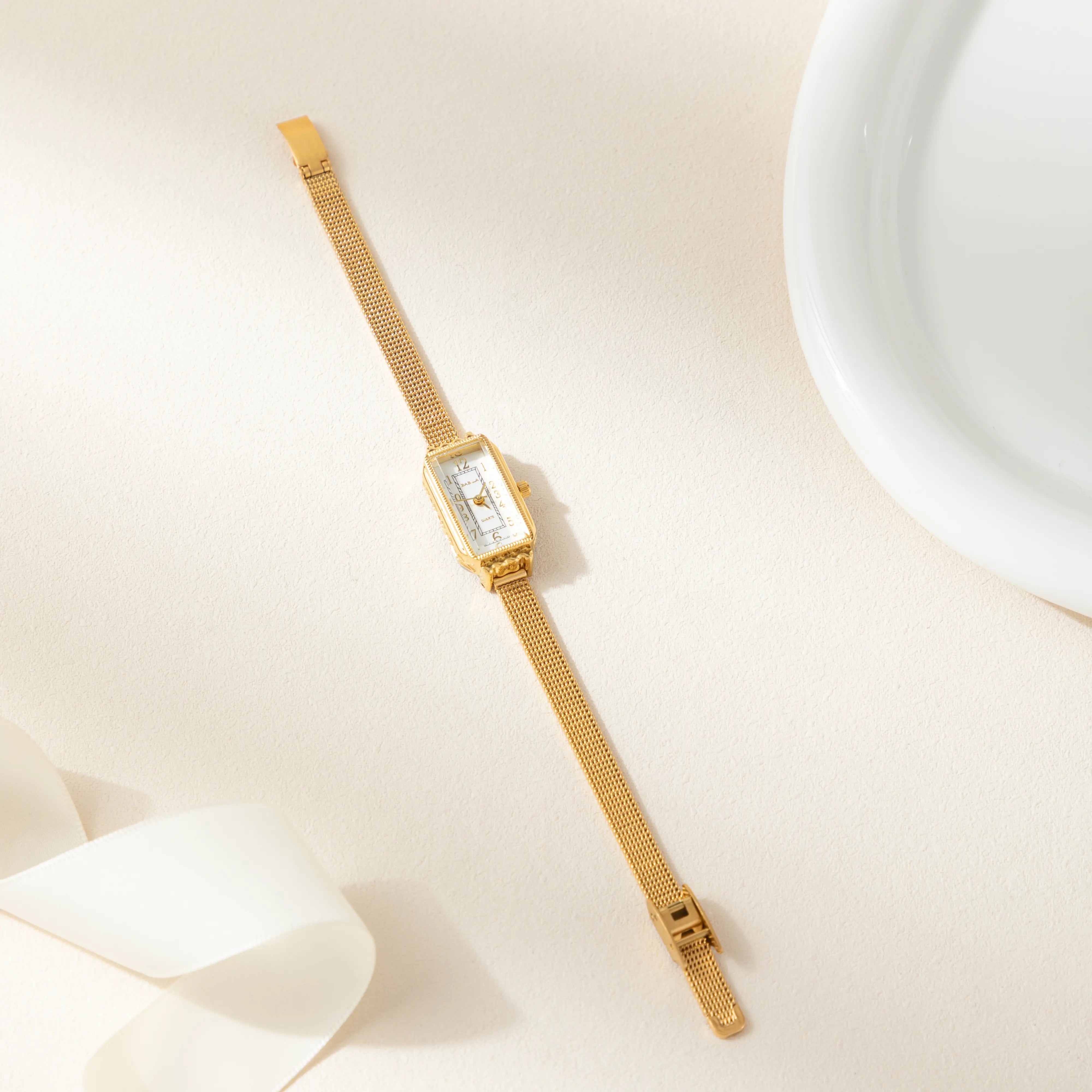 Theresa – Orologio Dorato con Quadrante Rettangolare