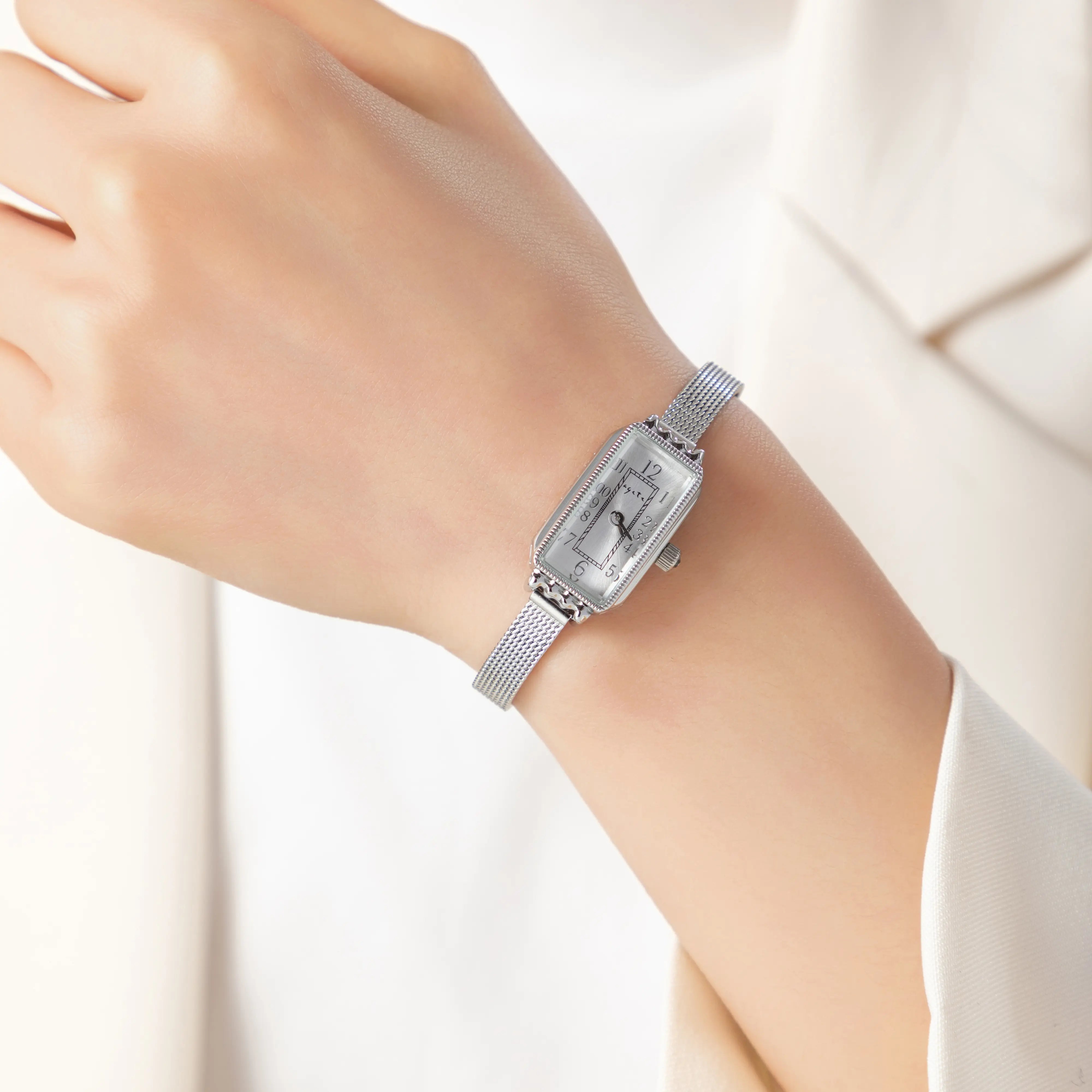 Theresa – Orologio Dorato con Quadrante Rettangolare