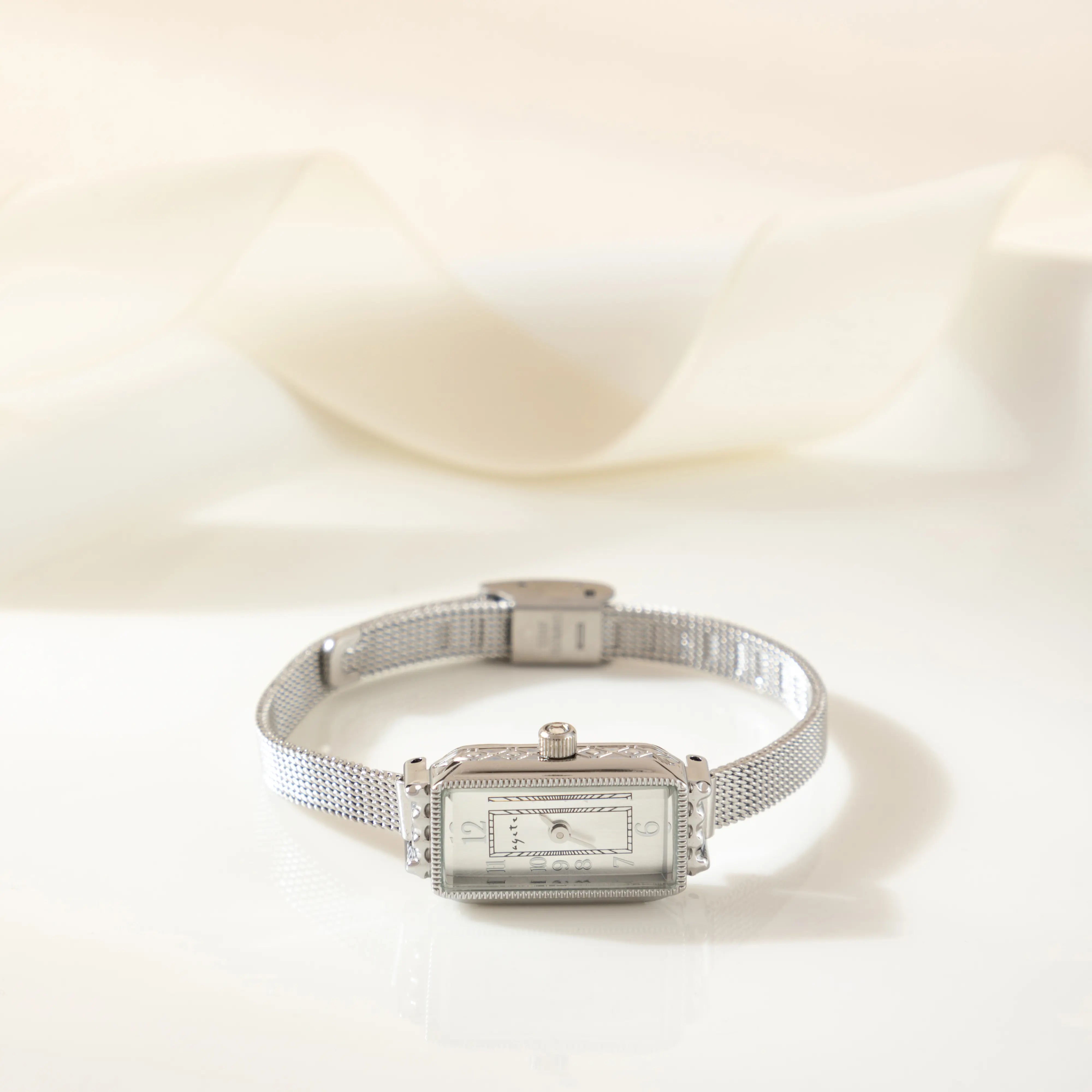 Theresa – Orologio Dorato con Quadrante Rettangolare